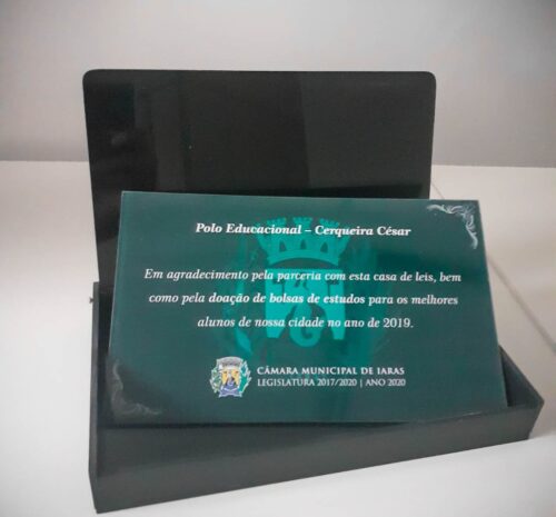 Placa de homenagem com caixa em acrílico