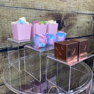 Decoração para mesa de eventos em acrílico espelhado